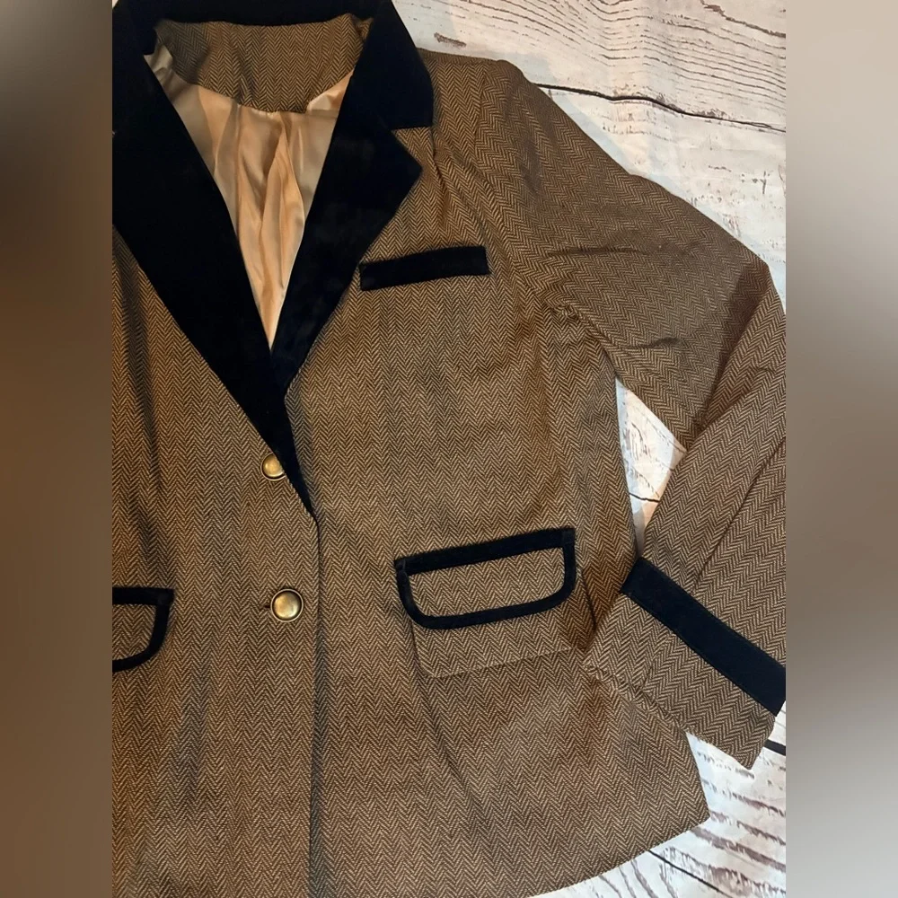 Couture herringbone tweed blazer featuring contrast velvet accents, gold buttons - Picture 11 of 13